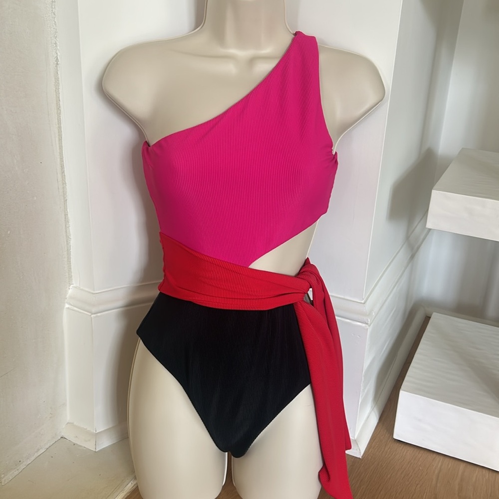 Beach Riot Carlie Cutout One-Shoulder Tie Waist One-
Piece Swimsuit - Picture 2 of 4
